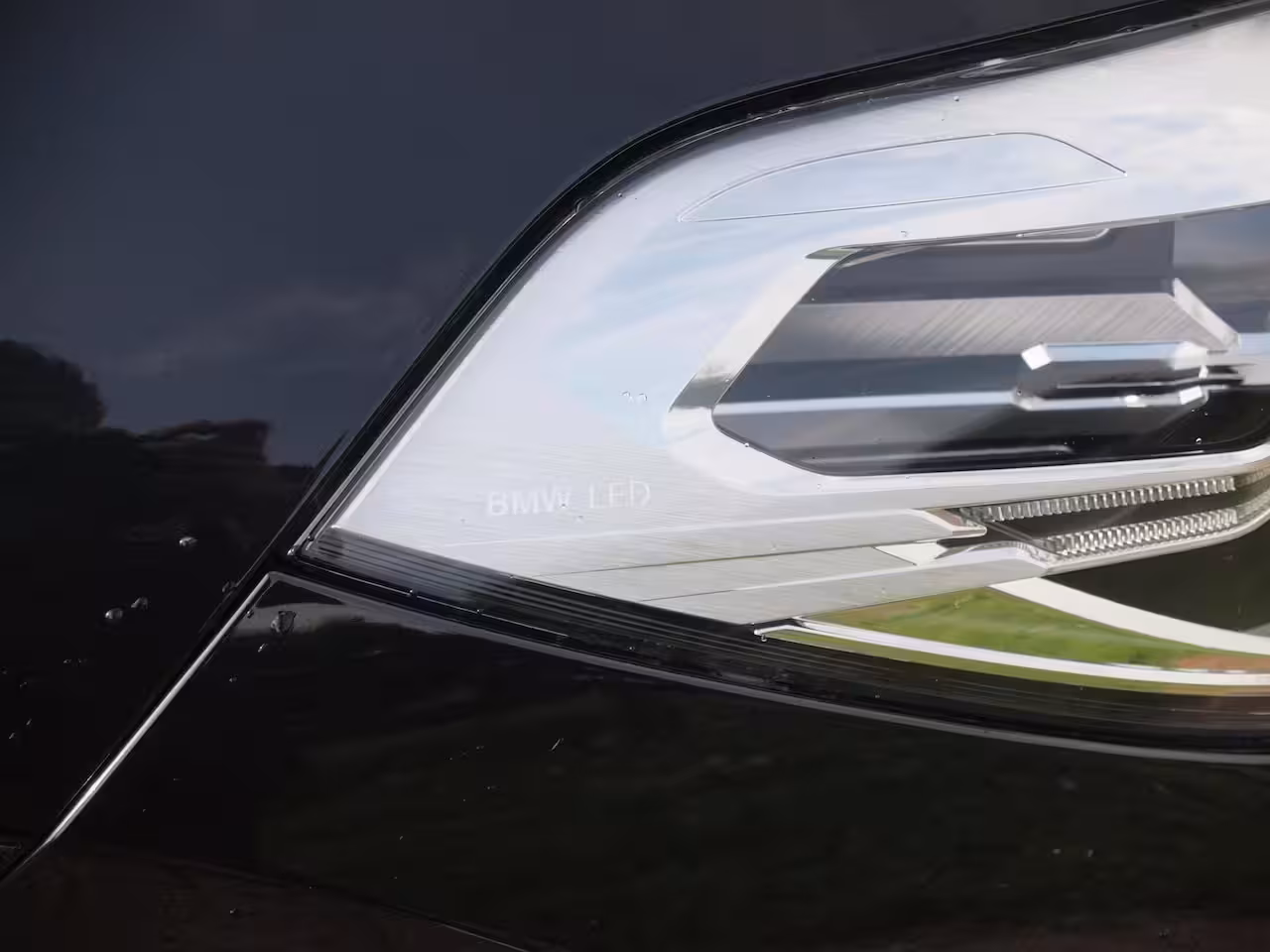 BMW X2 sDrive18i High Executive | M-pakket | Camera | Head-Up Display | Navi | Afneembare Trekhaa