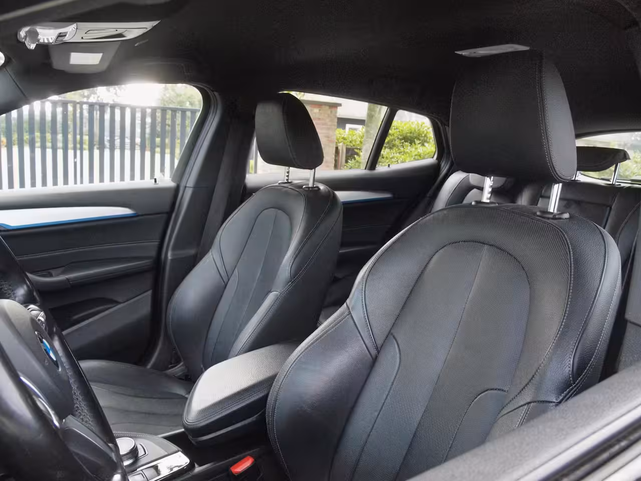 BMW X2 sDrive18i High Executive | M-pakket | Camera | Head-Up Display | Navi | Afneembare Trekhaa