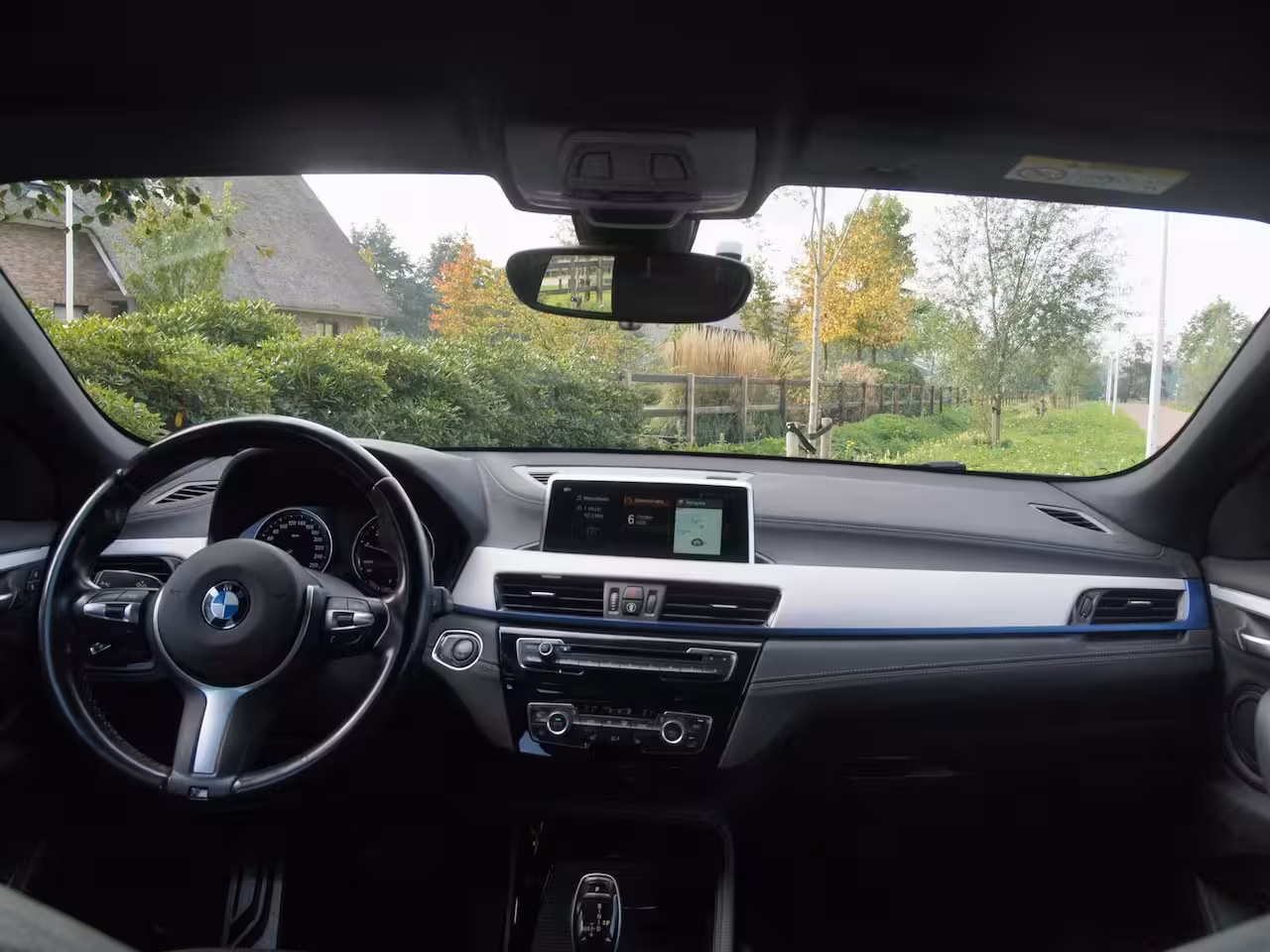BMW X2 sDrive18i High Executive | M-pakket | Camera | Head-Up Display | Navi | Afneembare Trekhaa