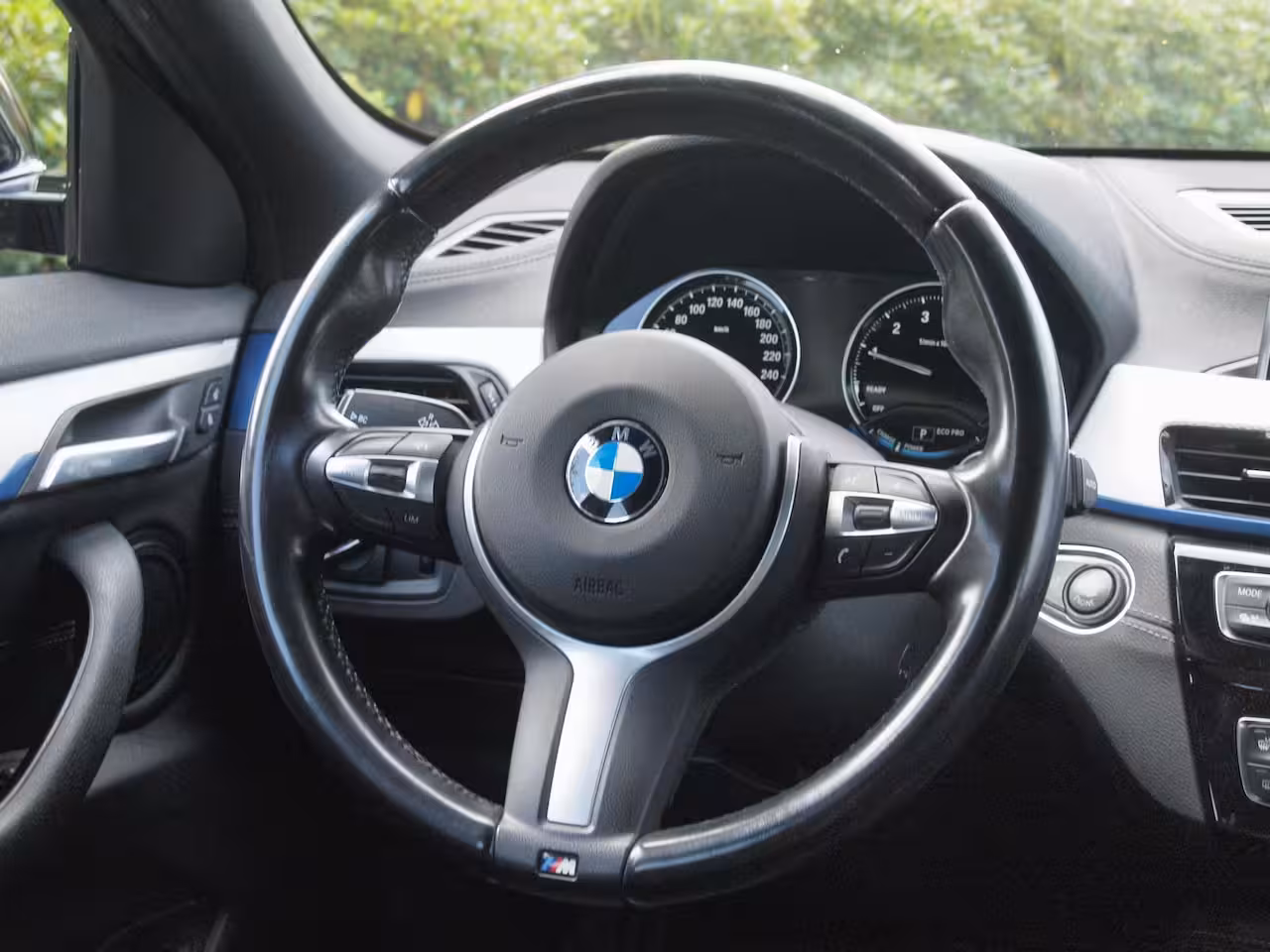 BMW X2 sDrive18i High Executive | M-pakket | Camera | Head-Up Display | Navi | Afneembare Trekhaa