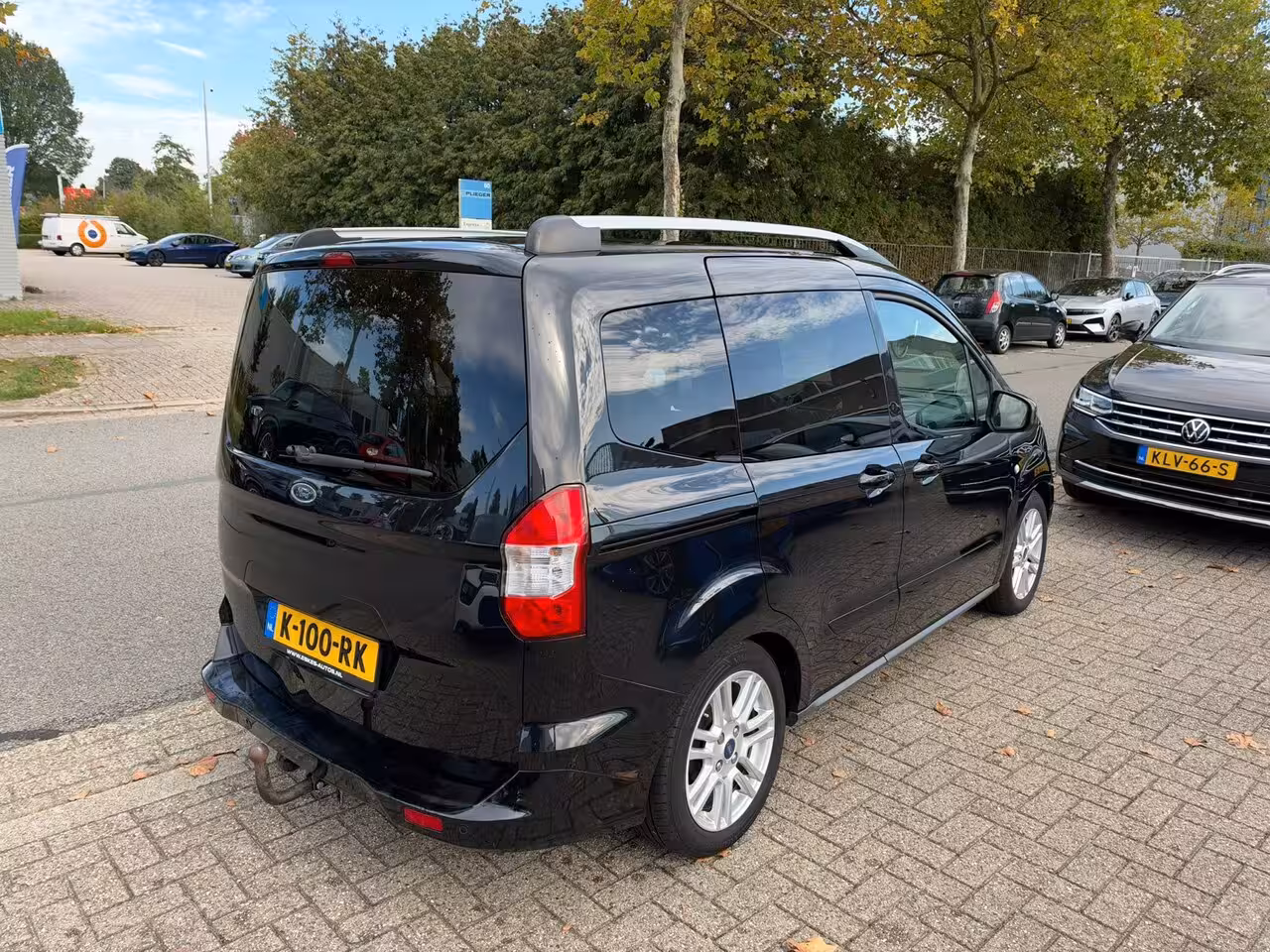 Ford Tourneo Courier 1.0 Titanium, Airco, Trekhaak, Cruise Control, Dubbele schuifdeur, NAP, APK 10-2027