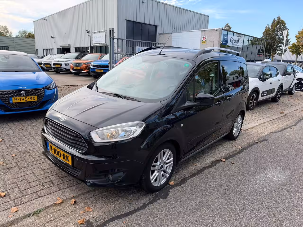 Ford Tourneo Courier 1.0 Titanium, Airco, Trekhaak, Cruise Control, Dubbele schuifdeur, NAP, APK 10-2027