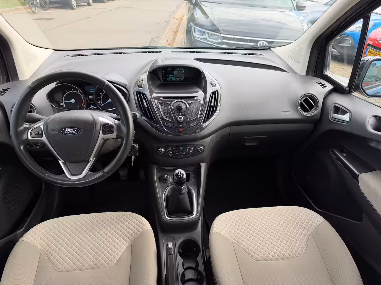 Ford Tourneo Courier 1.0 Titanium, Airco, Trekhaak, Cruise Control, Dubbele schuifdeur, NAP, APK 10-2027