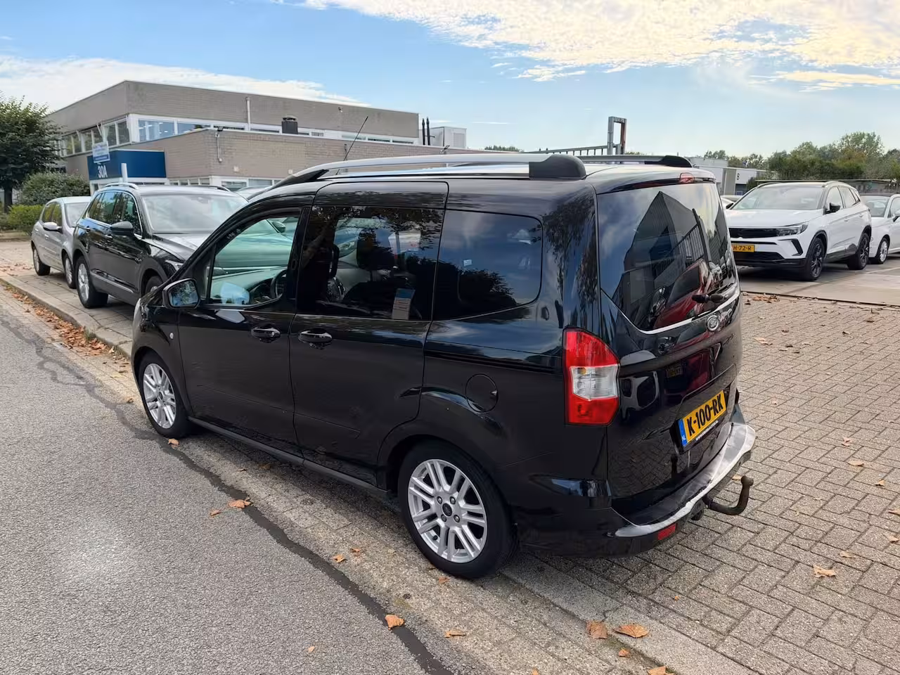Ford Tourneo Courier 1.0 Titanium, Airco, Trekhaak, Cruise Control, Dubbele schuifdeur, NAP, APK 10-2027