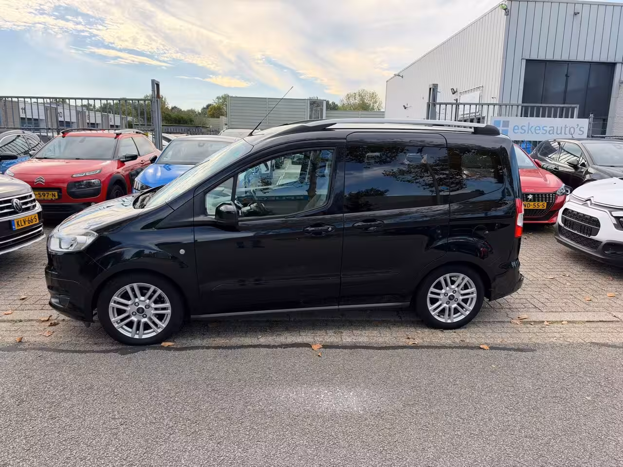 Ford Tourneo Courier 1.0 Titanium, Airco, Trekhaak, Cruise Control, Dubbele schuifdeur, NAP, APK 10-2027