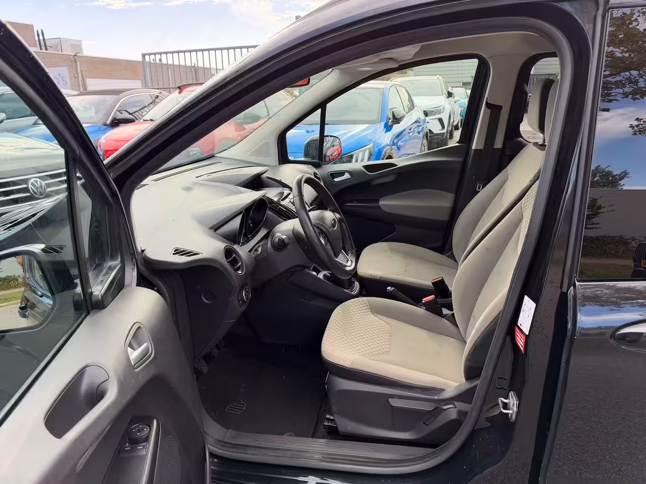 Ford Tourneo Courier 1.0 Titanium, Airco, Trekhaak, Cruise Control, Dubbele schuifdeur, NAP, APK 10-2027
