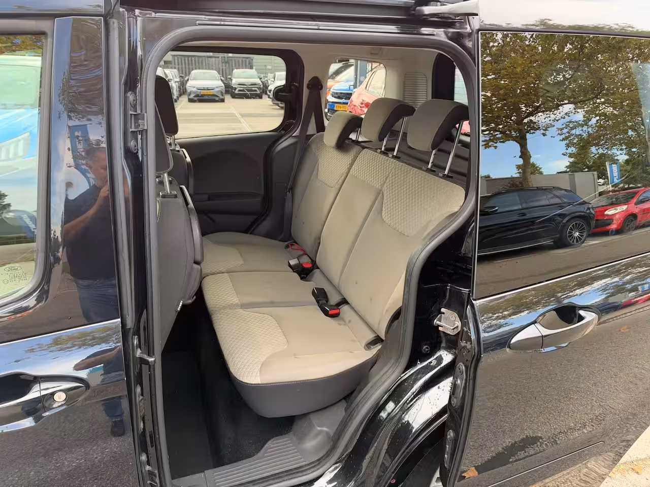 Ford Tourneo Courier 1.0 Titanium, Airco, Trekhaak, Cruise Control, Dubbele schuifdeur, NAP, APK 10-2027