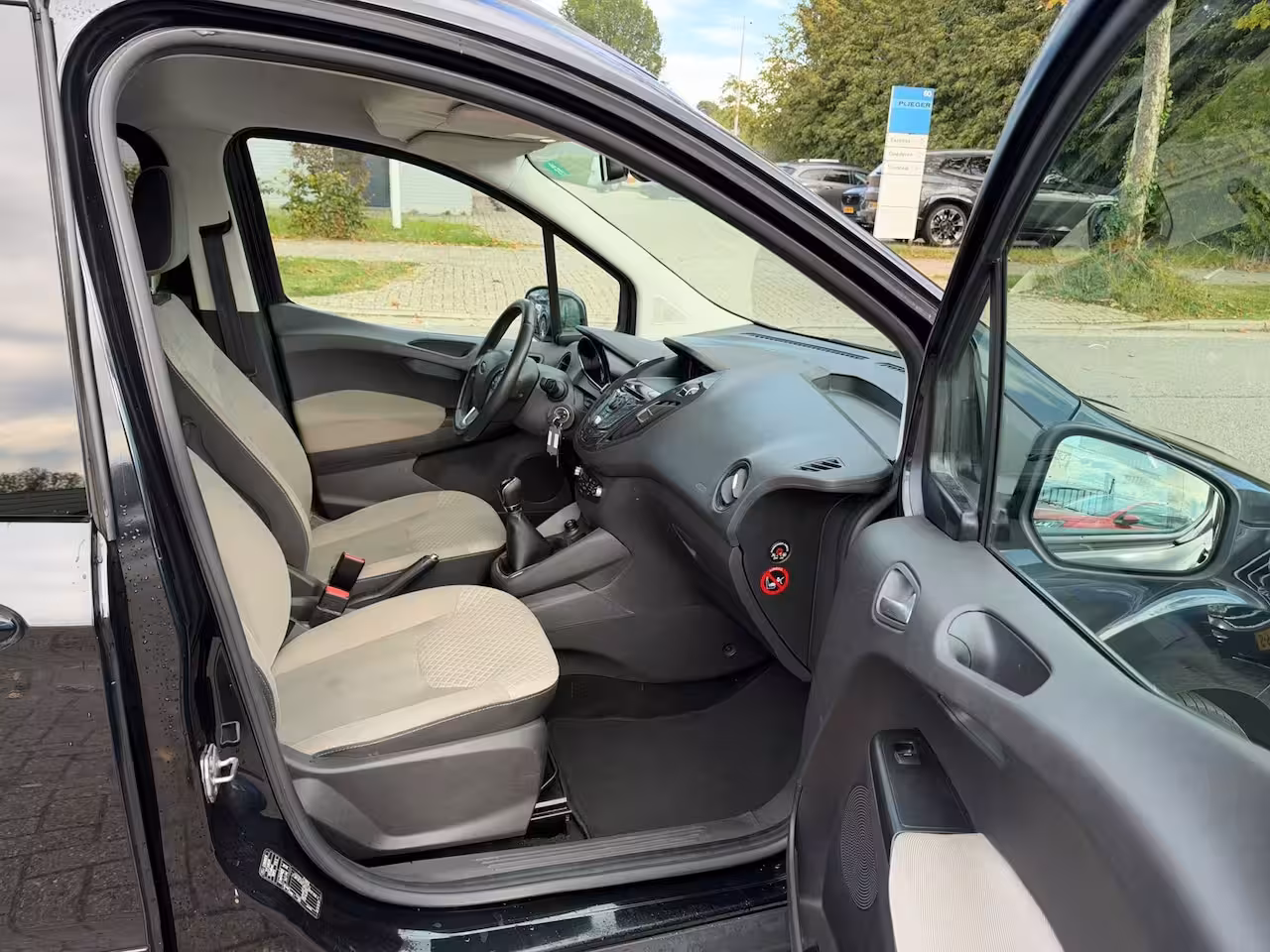 Ford Tourneo Courier 1.0 Titanium, Airco, Trekhaak, Cruise Control, Dubbele schuifdeur, NAP, APK 10-2027