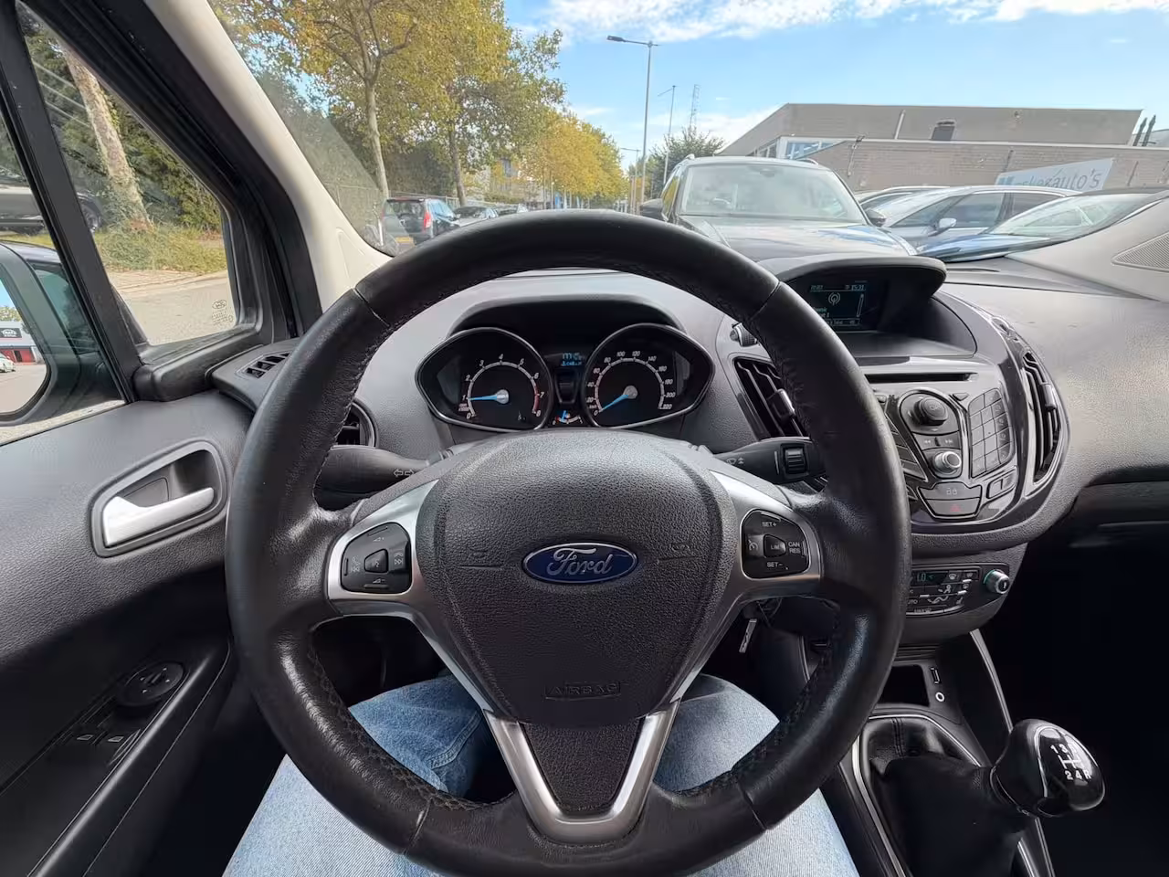 Ford Tourneo Courier 1.0 Titanium, Airco, Trekhaak, Cruise Control, Dubbele schuifdeur, NAP, APK 10-2027