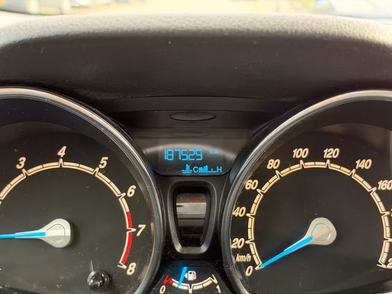 Ford Tourneo Courier 1.0 Titanium, Airco, Trekhaak, Cruise Control, Dubbele schuifdeur, NAP, APK 10-2027
