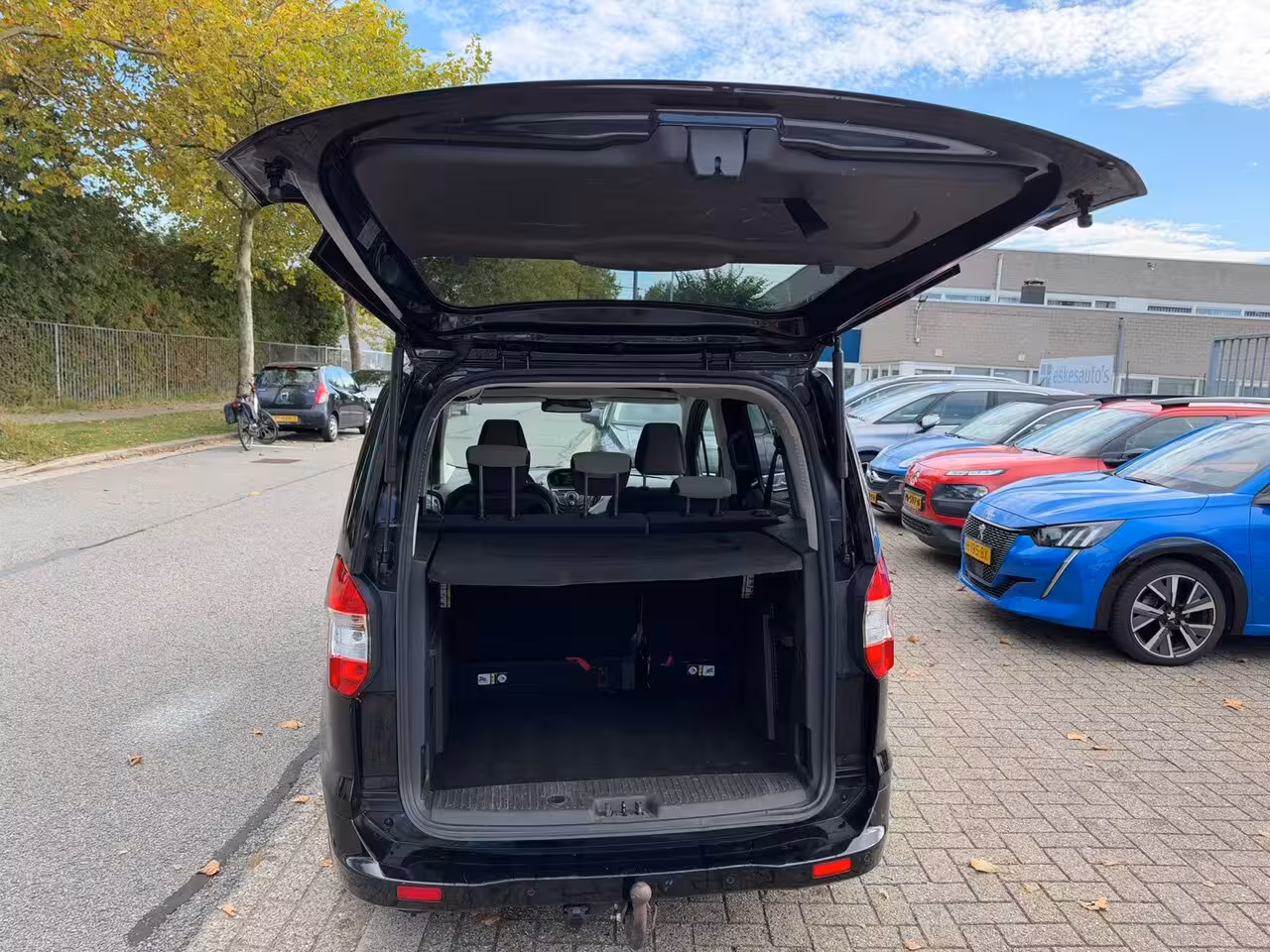 Ford Tourneo Courier 1.0 Titanium, Airco, Trekhaak, Cruise Control, Dubbele schuifdeur, NAP, APK 10-2027