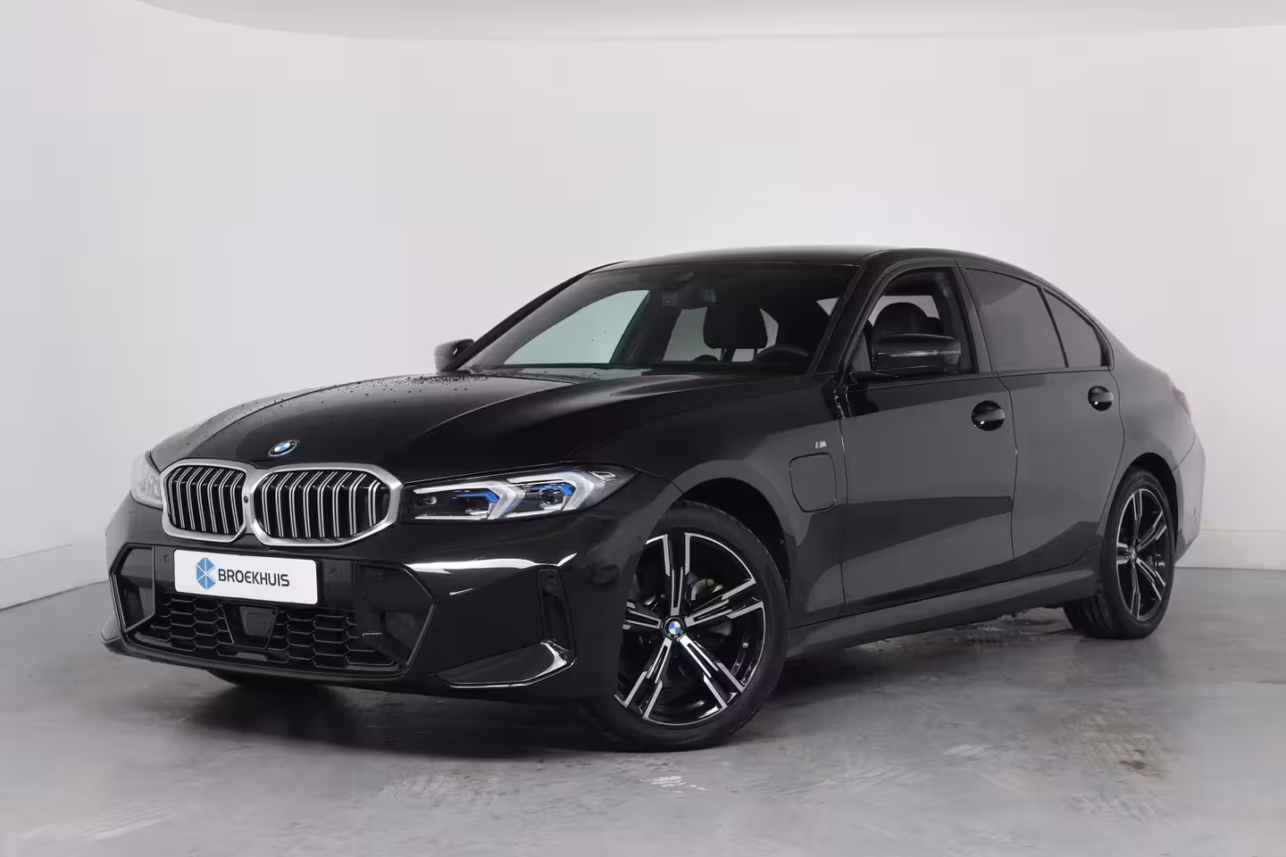 BMW 3-serie 330e M Sport | Memory | Sportstoelen | LED | HUD | Cruise Adaptive | 360 Camera | Sfeerver