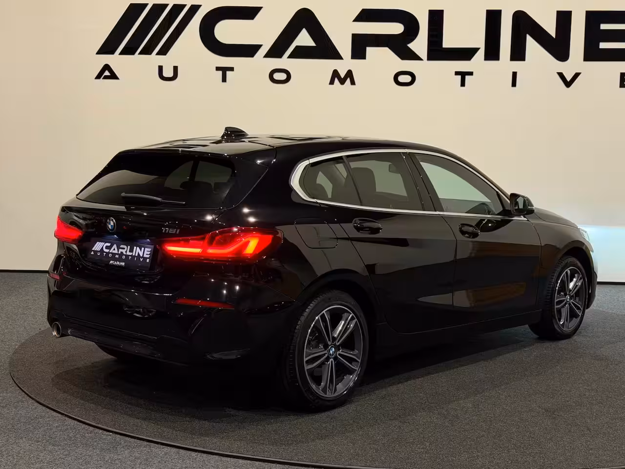 BMW 1-serie 118i Introduction Edition AUT. VIRTUAL SFEERVER. SPORTSTOELEN ACC KEYLESS NAP GARANTIE APK