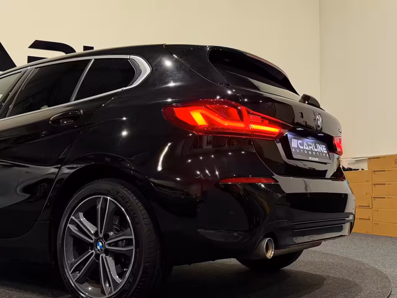 BMW 1-serie 118i Introduction Edition AUT. VIRTUAL SFEERVER. SPORTSTOELEN ACC KEYLESS NAP GARANTIE APK