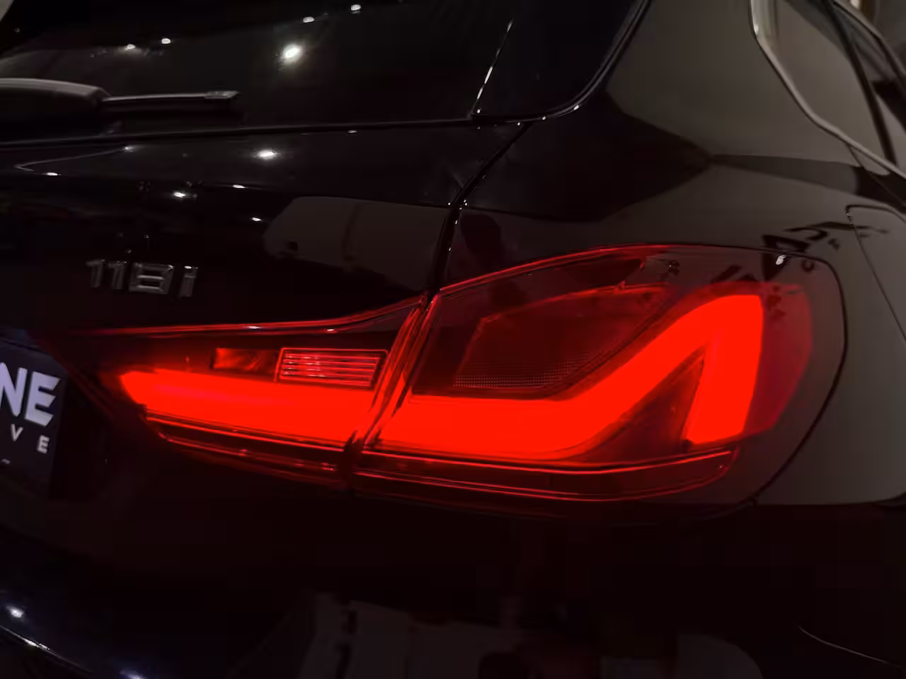BMW 1-serie 118i Introduction Edition AUT. VIRTUAL SFEERVER. SPORTSTOELEN ACC KEYLESS NAP GARANTIE APK