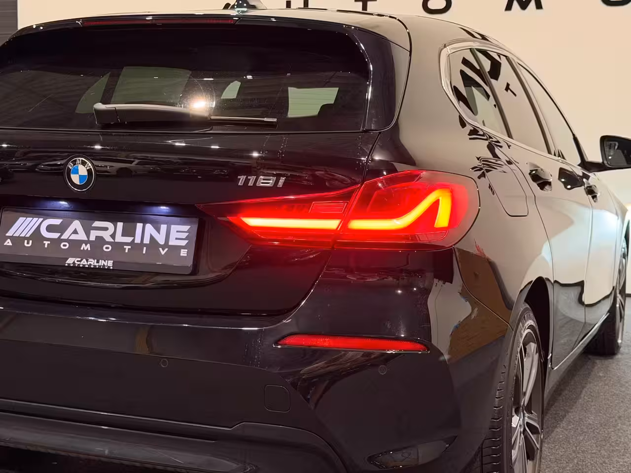 BMW 1-serie 118i Introduction Edition AUT. VIRTUAL SFEERVER. SPORTSTOELEN ACC KEYLESS NAP GARANTIE APK