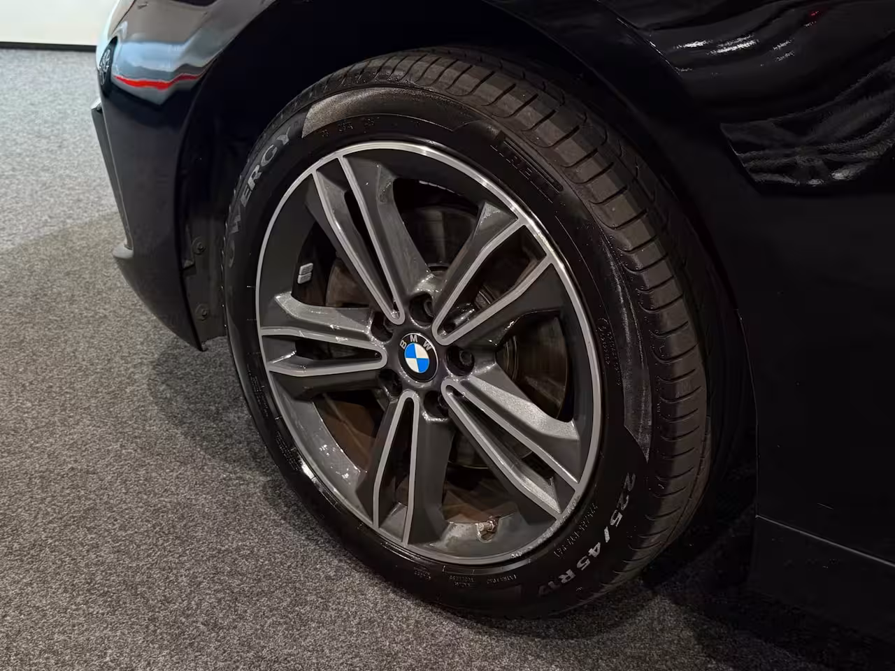 BMW 1-serie 118i Introduction Edition AUT. VIRTUAL SFEERVER. SPORTSTOELEN ACC KEYLESS NAP GARANTIE APK