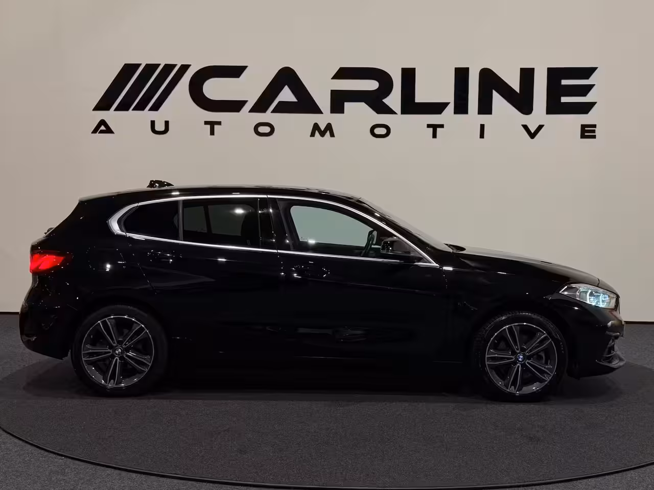 BMW 1-serie 118i Introduction Edition AUT. VIRTUAL SFEERVER. SPORTSTOELEN ACC KEYLESS NAP GARANTIE APK