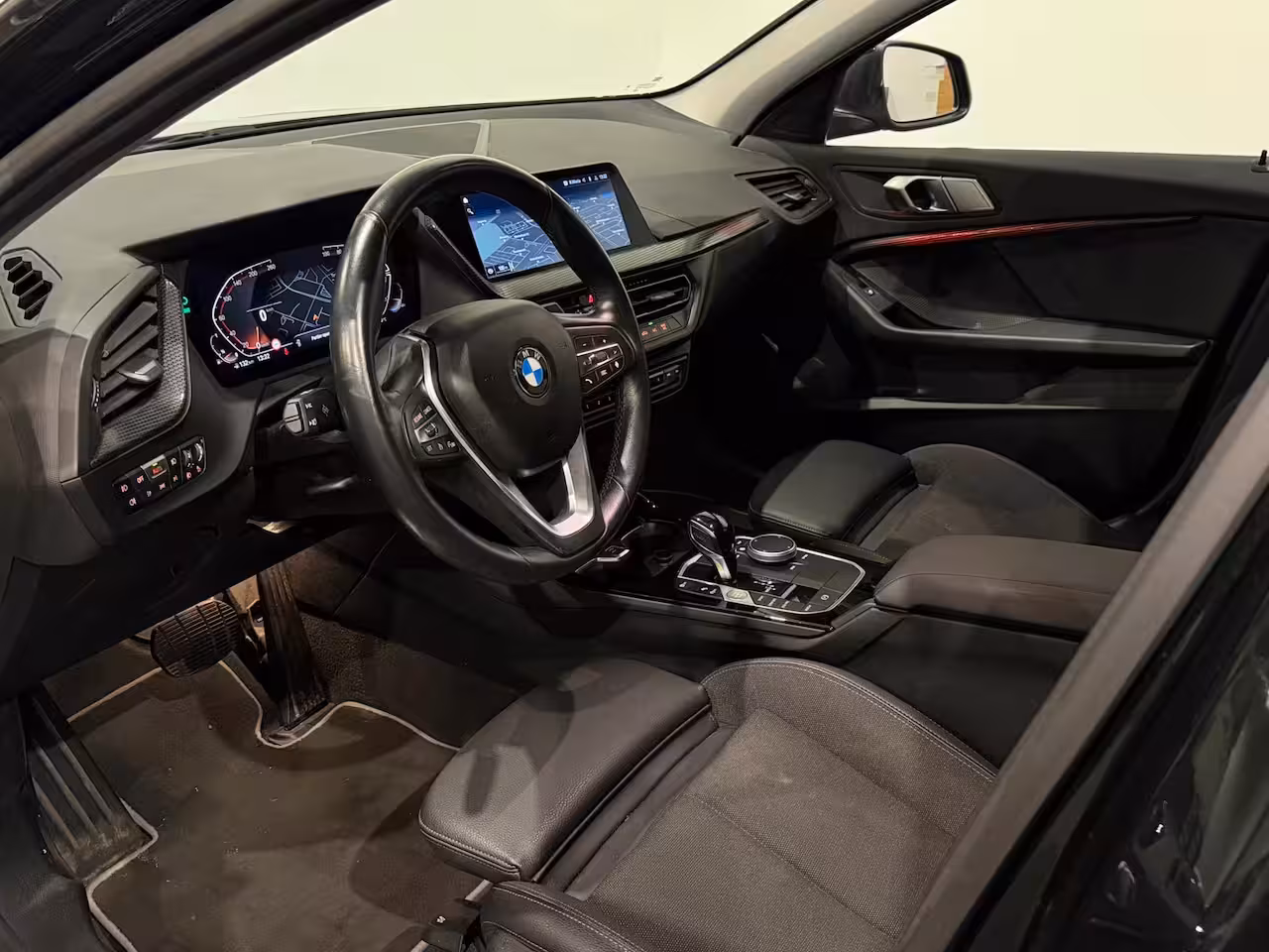 BMW 1-serie 118i Introduction Edition AUT. VIRTUAL SFEERVER. SPORTSTOELEN ACC KEYLESS NAP GARANTIE APK