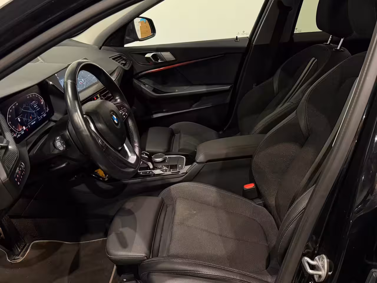 BMW 1-serie 118i Introduction Edition AUT. VIRTUAL SFEERVER. SPORTSTOELEN ACC KEYLESS NAP GARANTIE APK