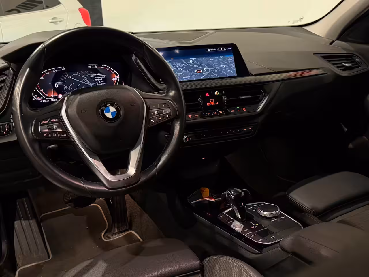 BMW 1-serie 118i Introduction Edition AUT. VIRTUAL SFEERVER. SPORTSTOELEN ACC KEYLESS NAP GARANTIE APK