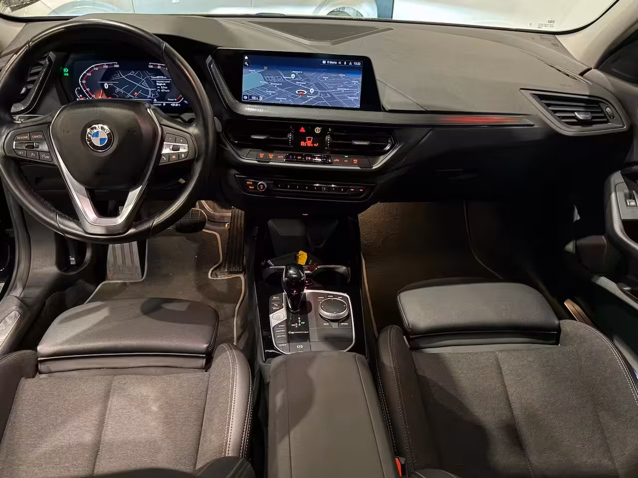 BMW 1-serie 118i Introduction Edition AUT. VIRTUAL SFEERVER. SPORTSTOELEN ACC KEYLESS NAP GARANTIE APK