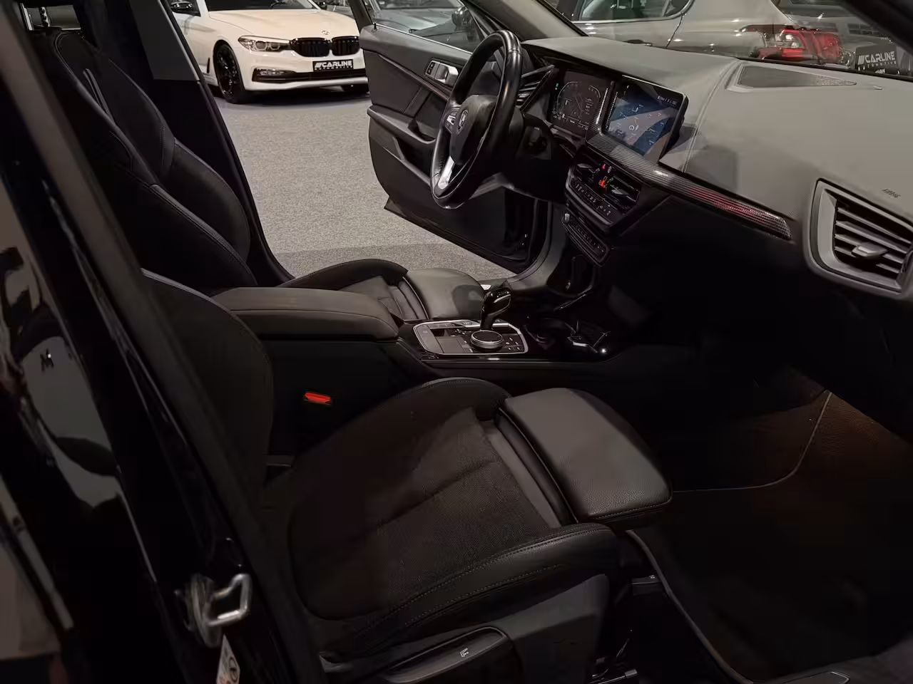 BMW 1-serie 118i Introduction Edition AUT. VIRTUAL SFEERVER. SPORTSTOELEN ACC KEYLESS NAP GARANTIE APK