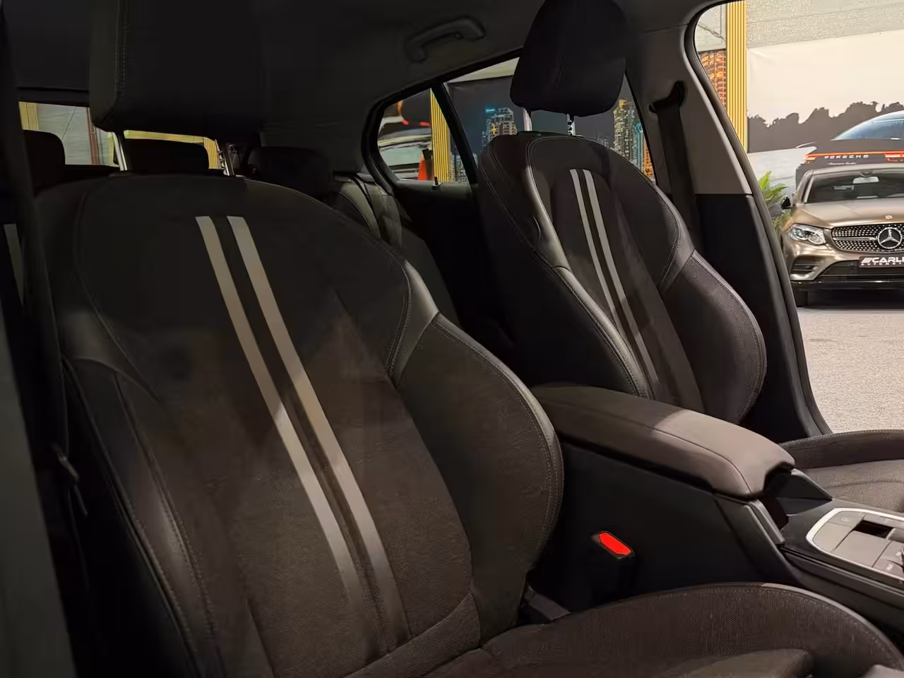 BMW 1-serie 118i Introduction Edition AUT. VIRTUAL SFEERVER. SPORTSTOELEN ACC KEYLESS NAP GARANTIE APK