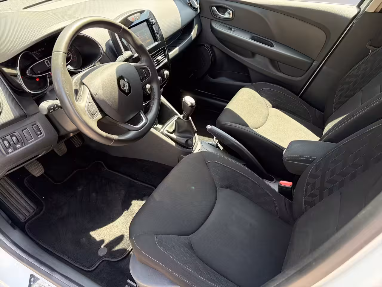 Renault Clio Estate 0.9 TCe Limited | Orig. NL Auto | 2de Eigenaar | Airco | Cruise | Dakrails | Navi | PDC Ac
