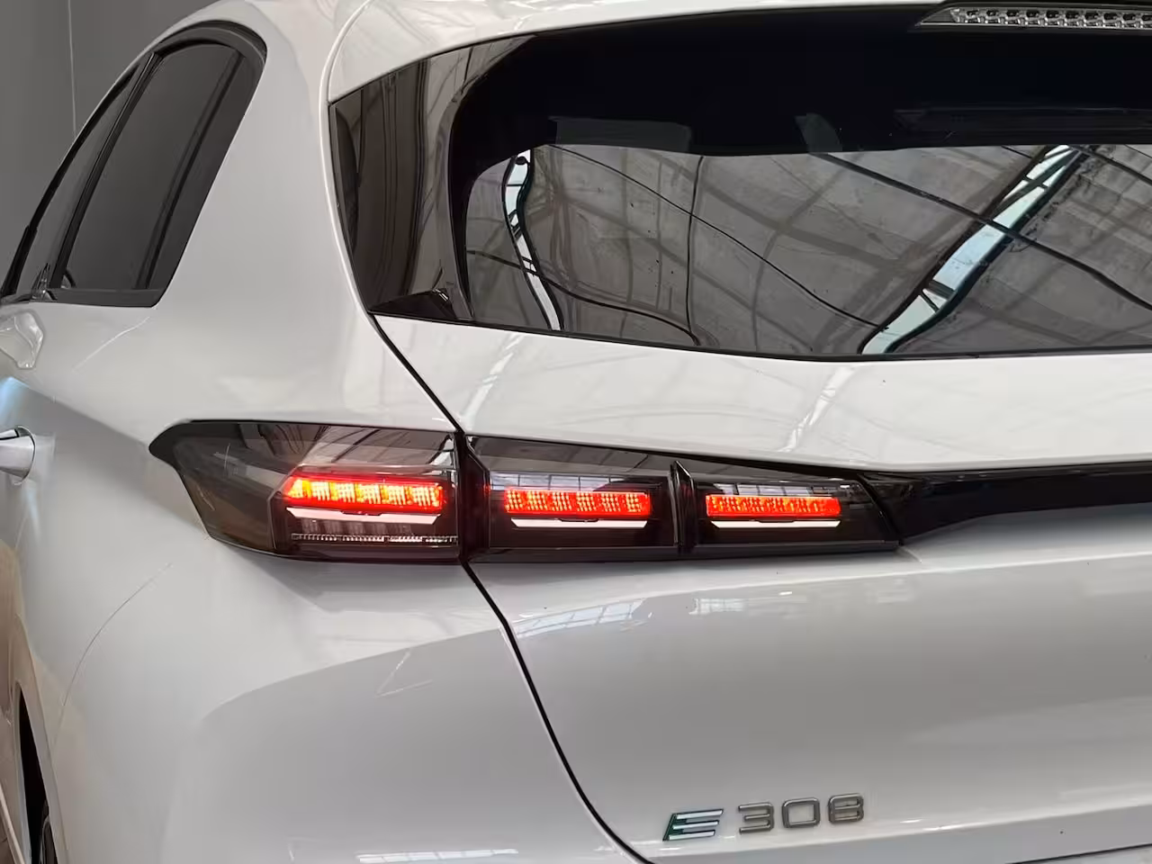 Peugeot E-308 Allure EV 54 kWh Camera | Digitaal Dashboard | Adaptieve Cruise | Carplay | Climate | 18"
