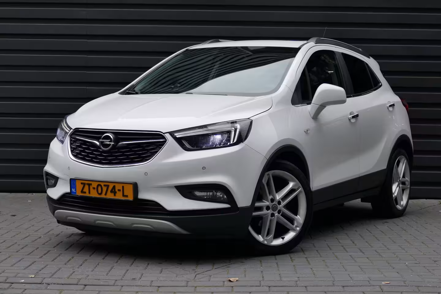 Opel Mokka X 1.4 TURBO 140PK BLACK EDITION / CAMERA / PANO.DAK / LEDER / CARPLAY / KEYLESS / STUUR-STOE