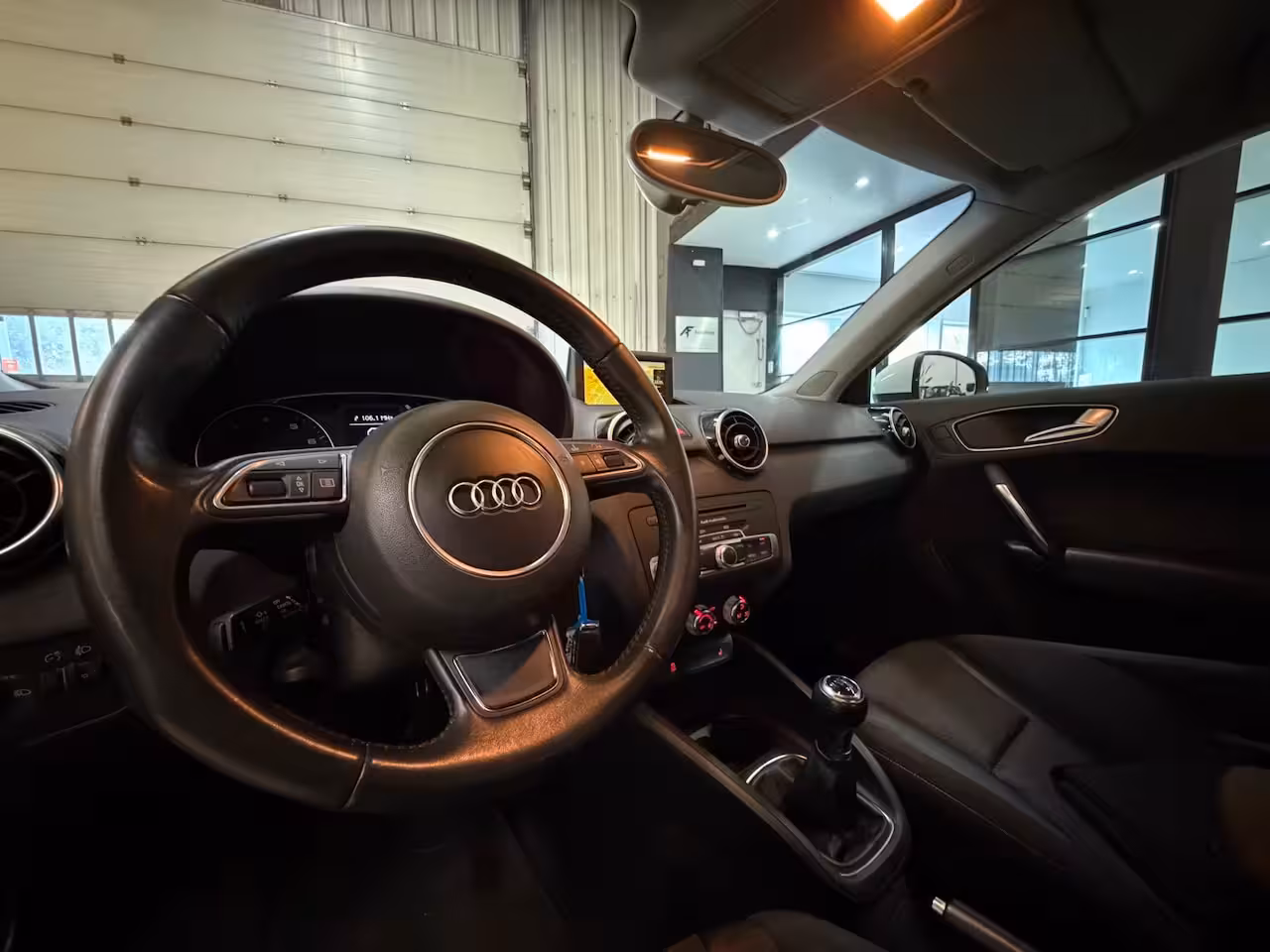 Audi A1 1.2 TFSI Ambition Nette auto Dealer onderhouden Navigatie Bluetooth verbinding Stoelverwar